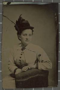 Retrat d'estudi d'una dona asseguda.